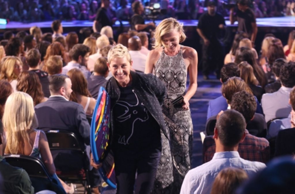Comedystar und Autorin Ellen DeGeneris (58) mit ihrer Ehefrau Portia de Rossi (42). DeGeneris ergatterte einen Award in der Kategorie „Comedy“.