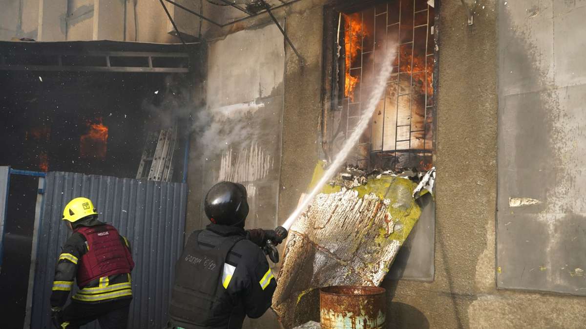 Feuerwehreinsatz in Charkiw: Nach einem russischen Angriff kämpfen ukrainische Rettungskräfte gegen die Flammen in einem Gebäude an.
