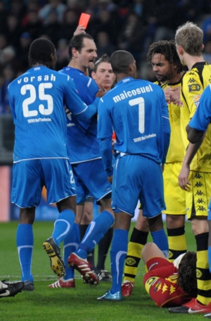 Schiedsrichter Kempter in Aktion: Hier pfiff der gebürtige Sauldorfer 2009 das Bundesliga-Spiel 1899 Hoffenheim gegen Borussia Dortmund.