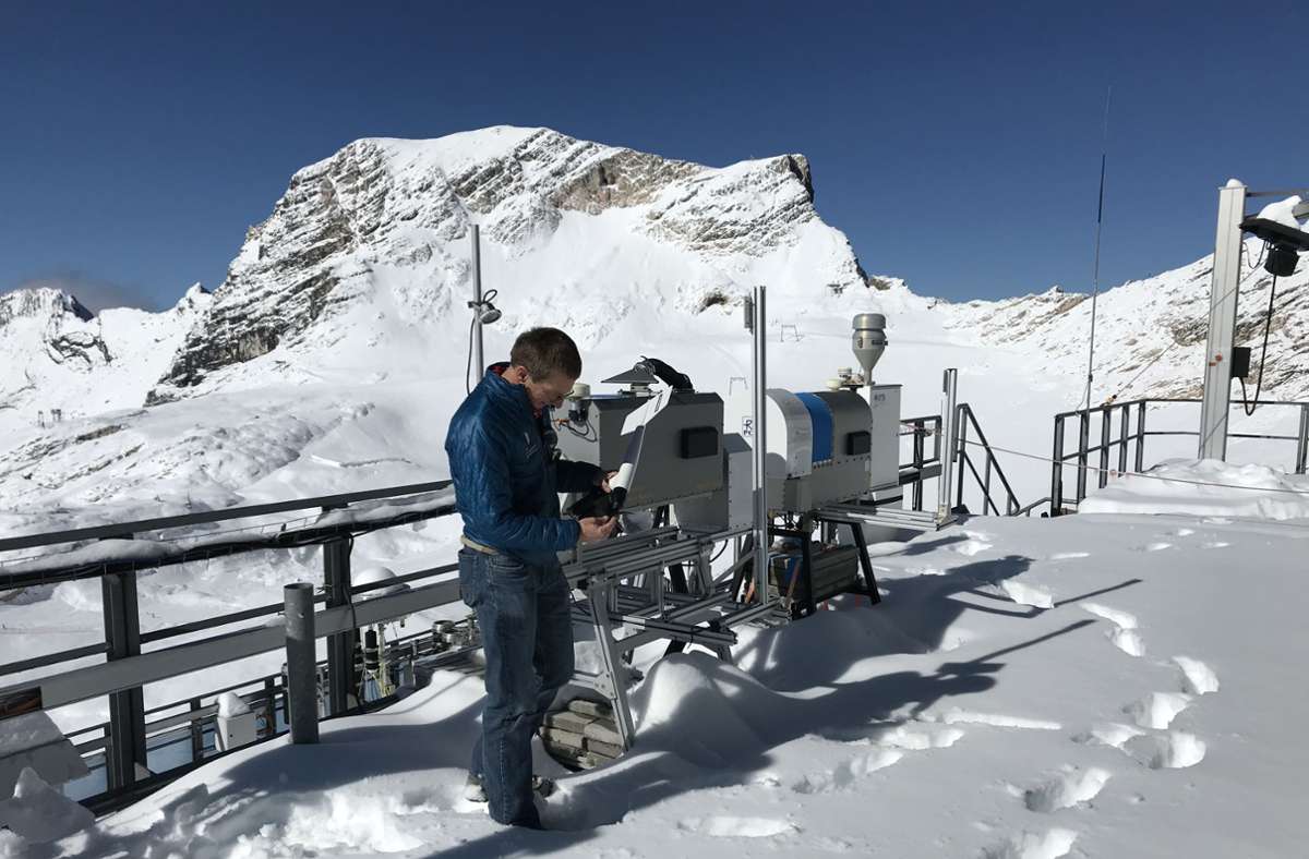Der Geophysiker Till Rehm koordiniert die Forschungsprojekte in der Station. Auch im Sommer beginnt sein Arbeitstag morgens oft im Neuschnee.