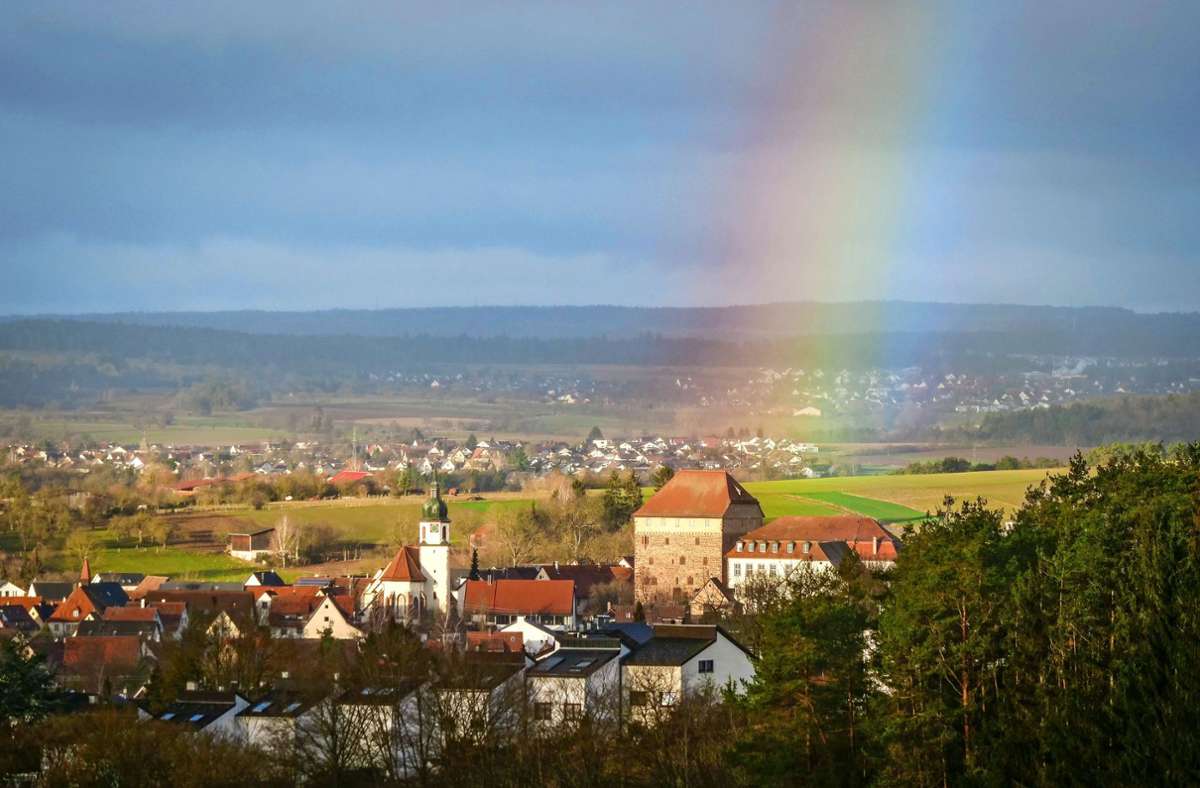 Dieser malerische Anblick über Heimsheim zählte einst zum Landkreis Leonberg. Seit 1973 gehört die Stadt zum Enzkreis. Foto: Simon Granville