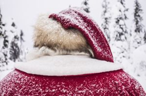 Finnland, Rovaniemi: Das Bild zeigt einen Weihnachtsmann im Weihnachtsmanndorf im finnischen Rovaniemi. Foto: Santa Claus Village/dpa