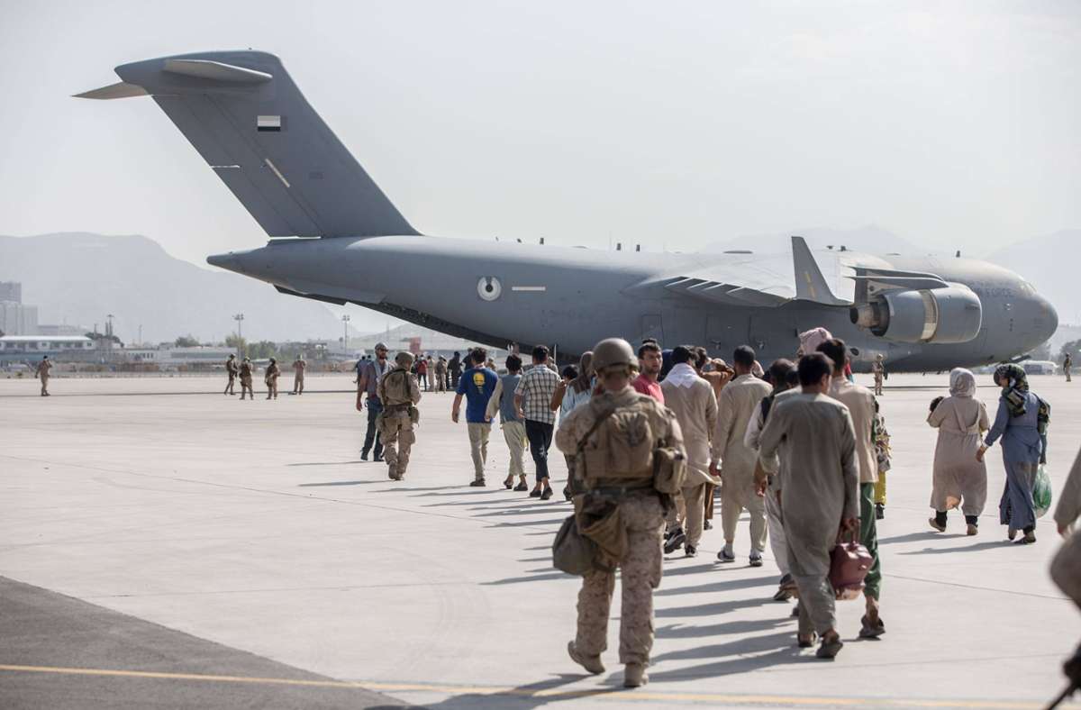 Wer es in den Flughafen vom Kabul hinein geschafft hatte, war in Sicherheit. Mit Militärmaschinen wurden die Schutzbedürftigen und Ortskräfte ausgeflogen. Die radikalislamischen Taliban hatten Mitte August die Macht in ganz Afghanistan übernommen.