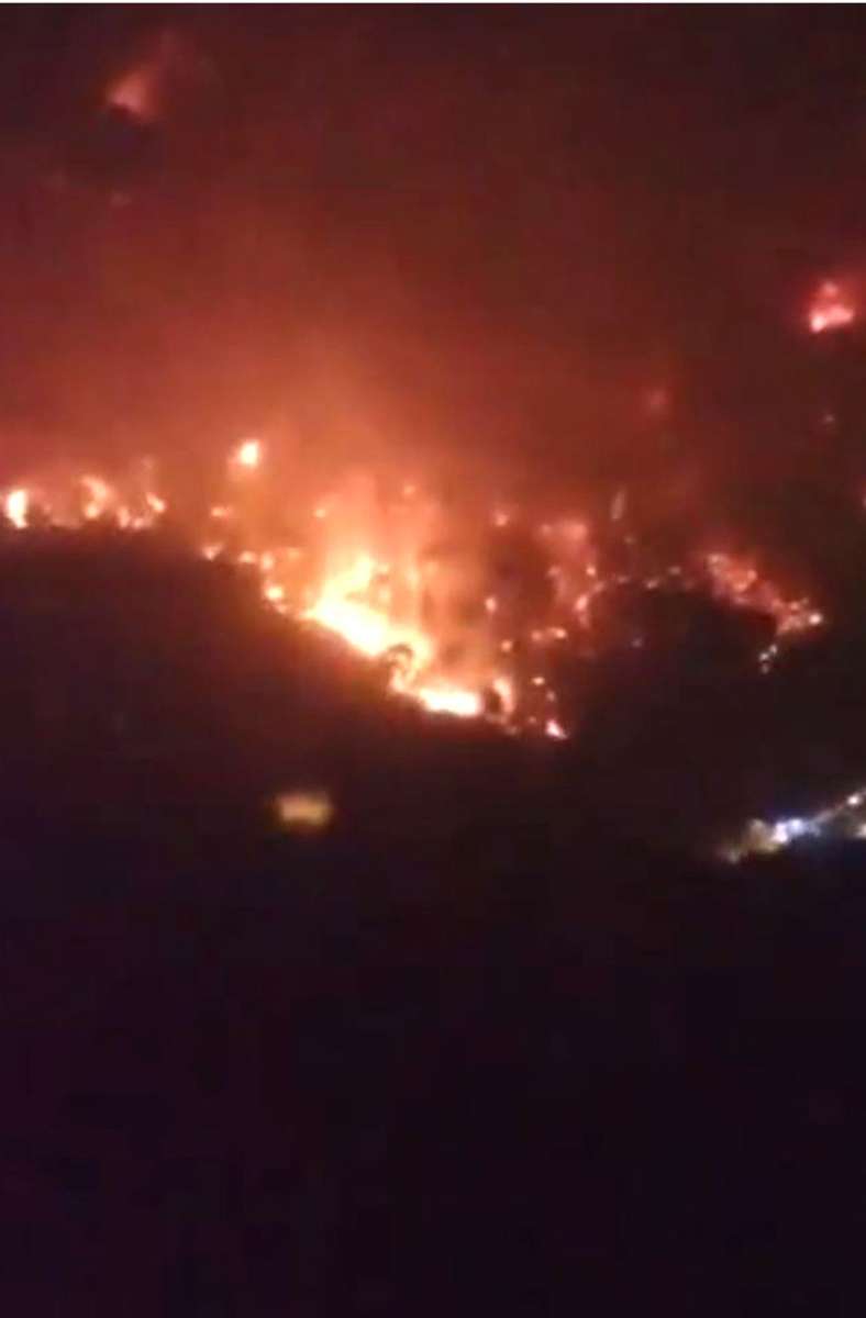 Feuerwehrleute sind in der italienischen Toskana bei einen großen Waldbrand im Einsatz.
