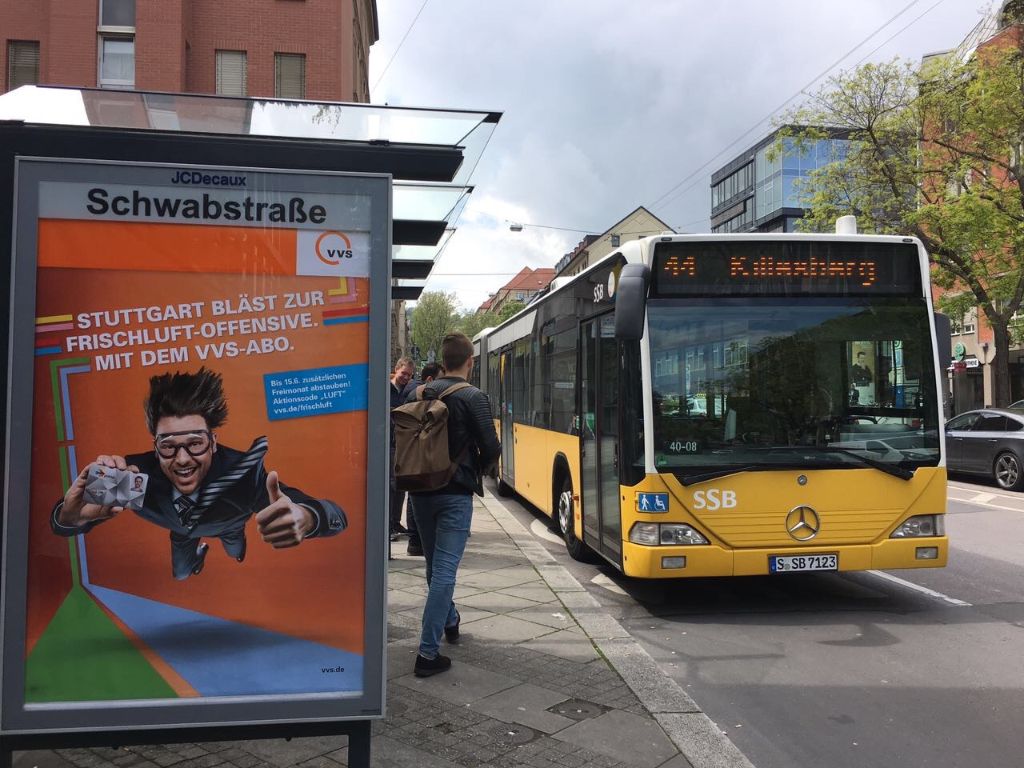 Wer die Stadt vom Westen aus nicht ganz so sportlich erkunden will, der hüpft an der S-Bahn-Haltestelle Schwabstraße in den Bus 44 und begibt sich auf eine Stadtrundfahrt für den Preis eines Einzelfahrscheins.