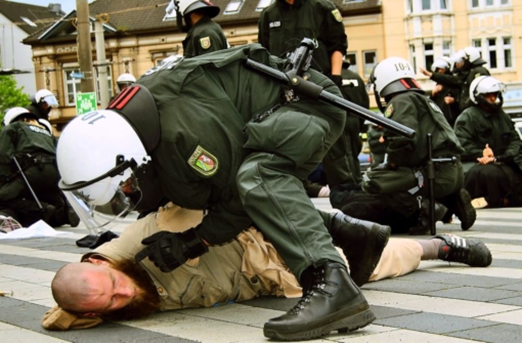 In Nordrhein-Westfalen haben sich Salafisten  schon Schlachten mit der Polizei geliefert. Foto: dpa