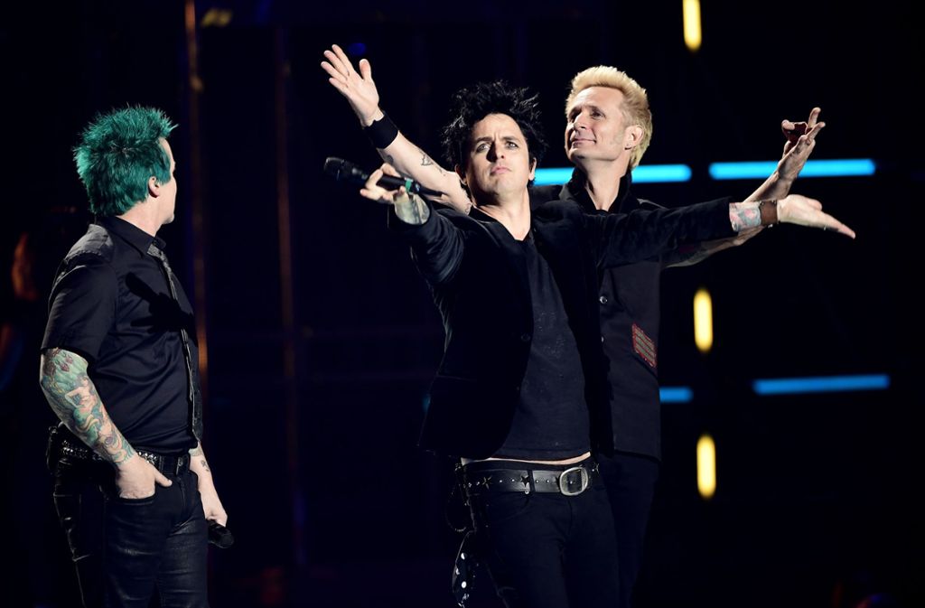 Tre Cool, Billie Joe Armstrong und Mike Dirnt (von links nach rechts) von der Band Green Day erhielten den „Global-Icon-Award“.