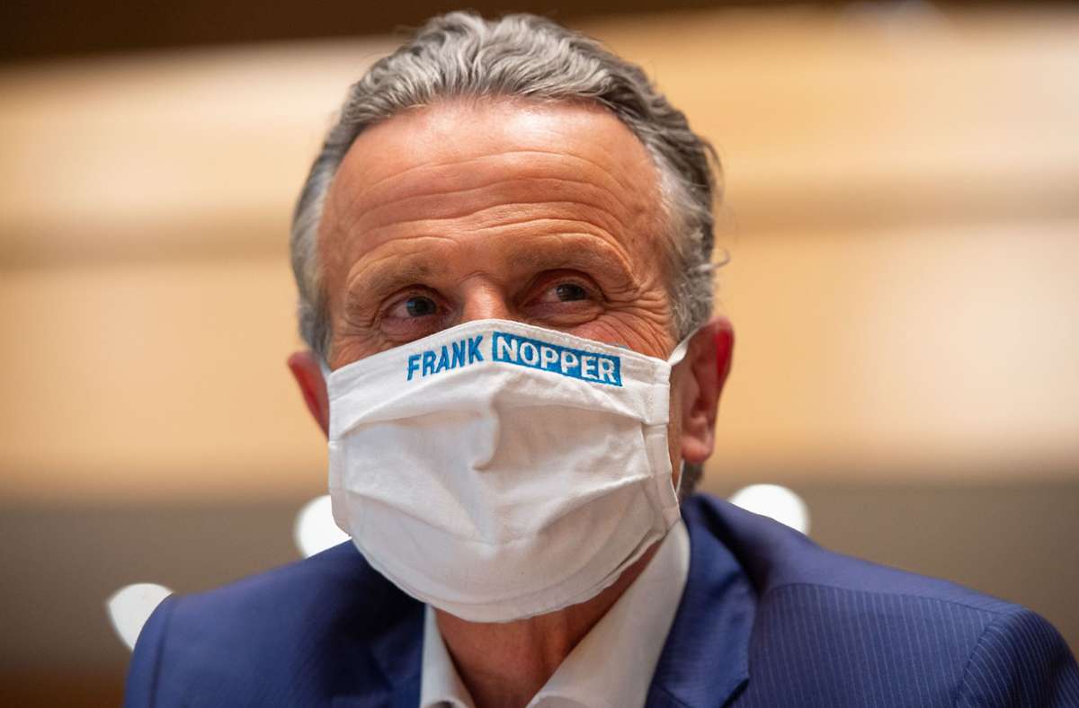 Siegerlächeln unter der Maske: Der neue OB Frank Nopper (CDU)
