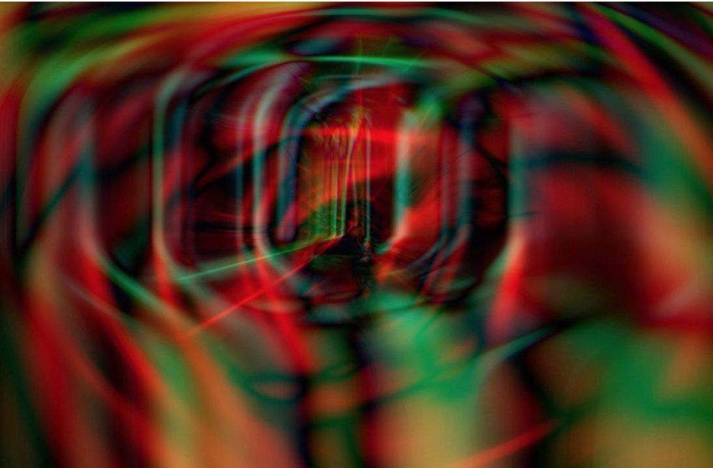 Blicke in die Welt der Quanten werden zu einer hypnotisch fließenden Projektion in „All Possible Futures: Quantum Flux I“ von Frederik De Wilde (Belgien)