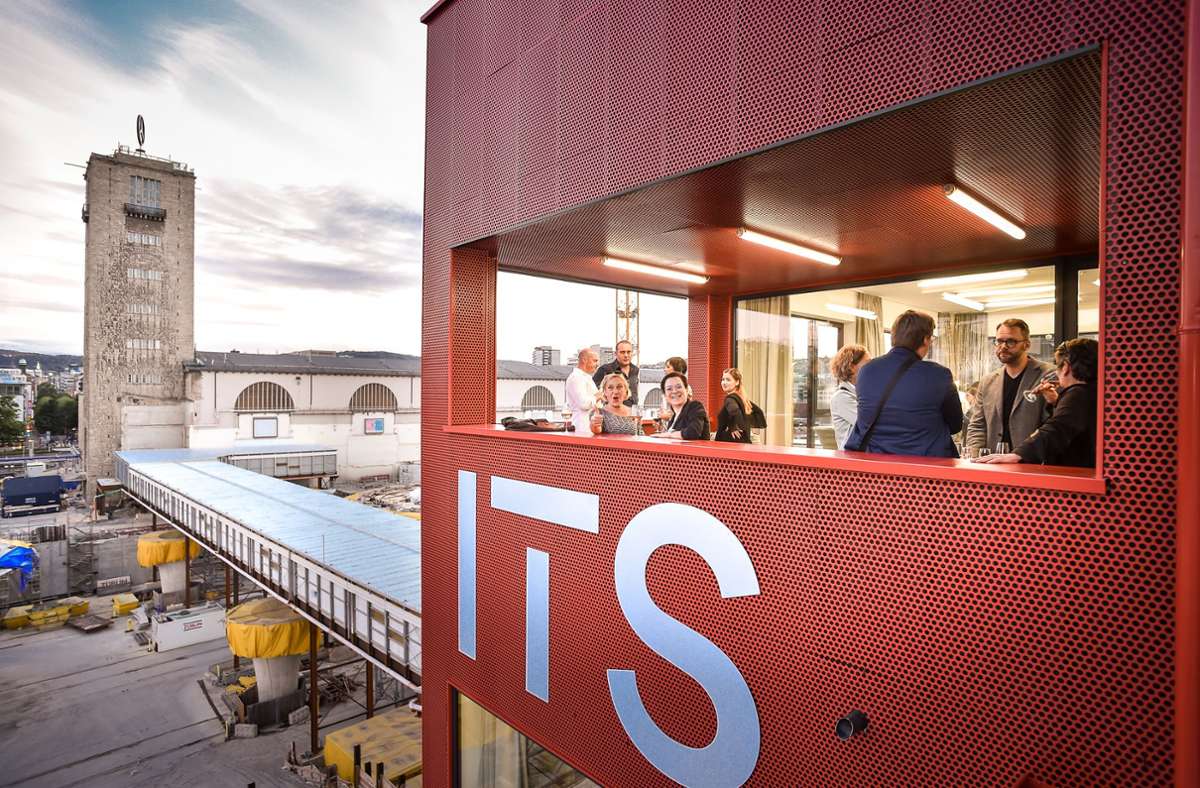 Eine kleine Weindorf-Alternative für jeweils 40 Gäste gibt’s auf dem Infoturm Stuttgart (ITS) am Gleis 16 des Stuttgarter Hauptbahnhofs.