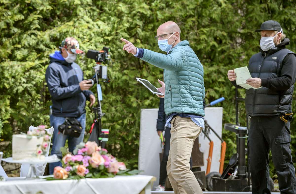 In der ARD-Telenovela „Sturm der Liebe“ gilt seit April am gesamten Set Maskenpflicht – auch für Regisseur Carsten Meyer-Grohbrügge (Mitte).