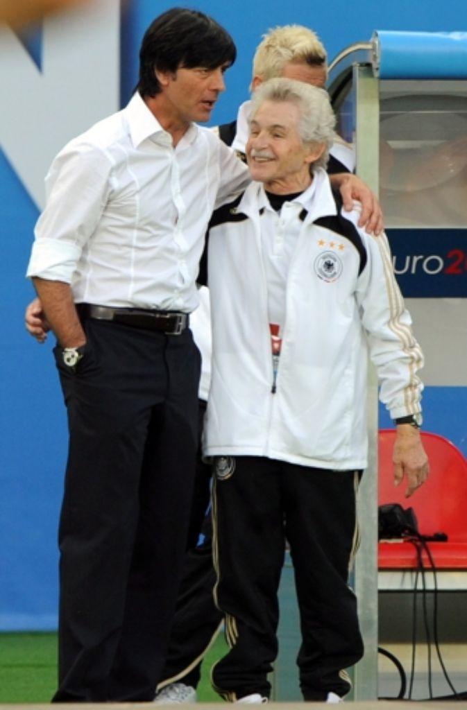 Mittlerweile verstorben, dennoch immer in den Herzen vieler Fußball-Fans: Schnurrbart-Träger und ehemaliger DFB-Mannschafts-Physiotherapeut Adolf Katzenmeier (rechts, hier mit Bundestrainer Jogi Löw).