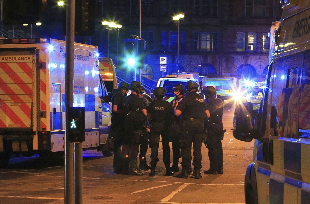 Einheiten der Polizei sind in der Nähe der Manchester-Arena im Einsatz.