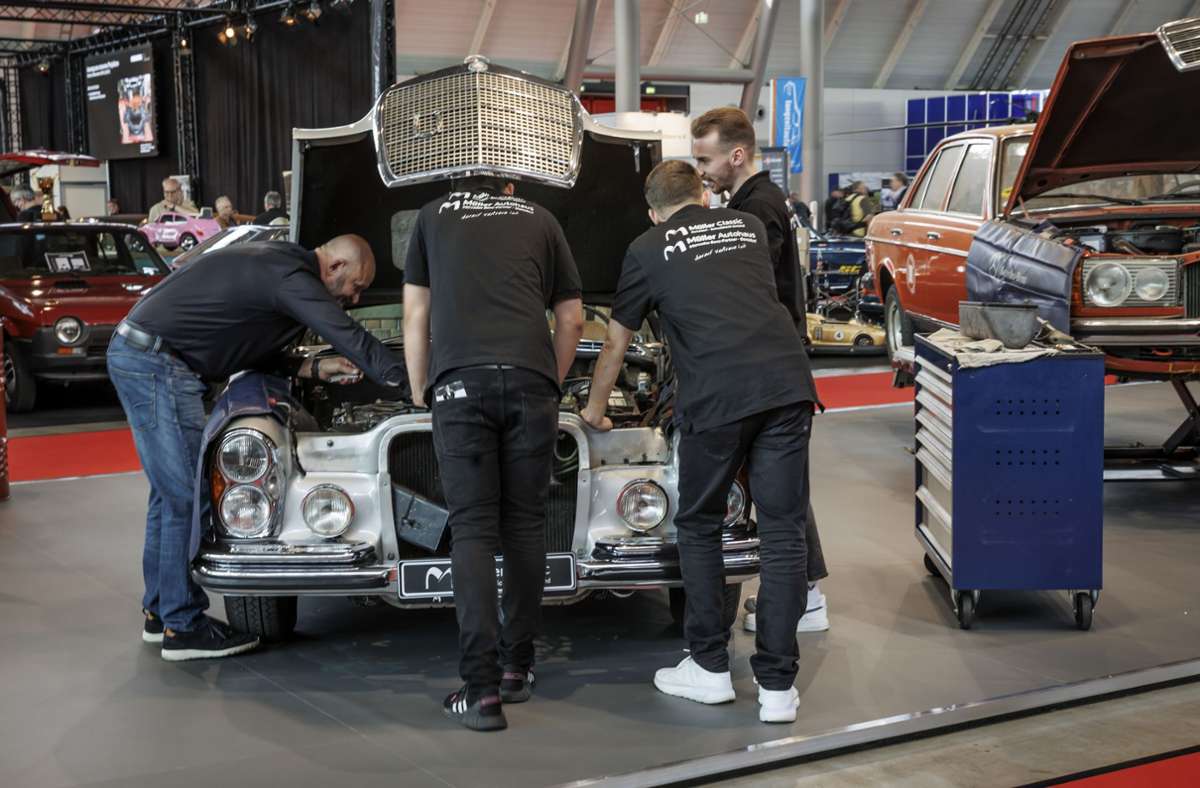 Mitarbeiter vom Autohaus Wilhelm Müller aus Donzdorf arbeiten an einem Mercedes-Benz 250 SE aus der Baureihe W108, Erstzulassung 1966. Es handelt sich um die erste S Klasse.