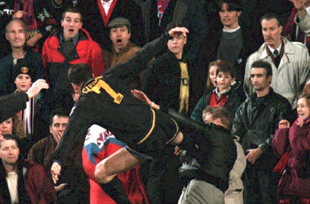 Auch unvergessen: Der Kung-Fu-Tritt des Franzosen Eric Cantona von Manchester United 1995 gegen einen Zuschauer. Dieser hatte ihn beleidigt. Es stand danach sogar eine Gefängnisstrafe für Cantona im Raum, letztlich wurde er acht Monate lang gesperrt.