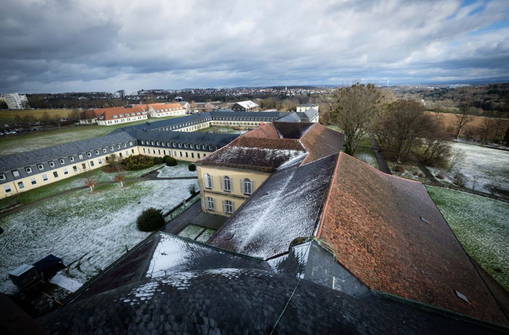 Ein Blick auf das verschneite Campusgelände vom historischen Hohenheimer Schloss aus.