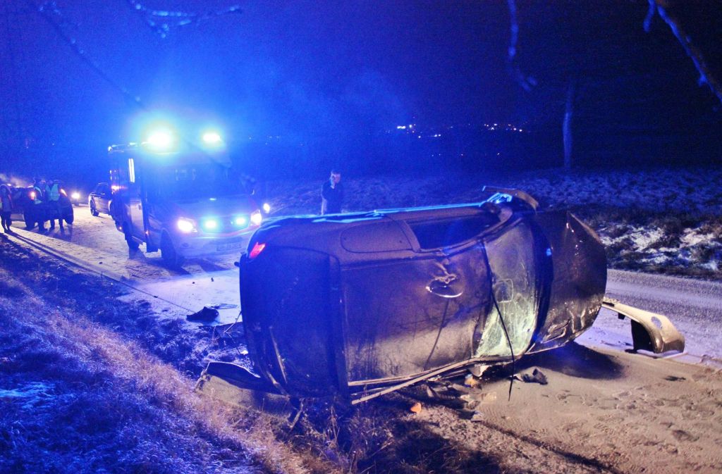 Die 21-Jährige Peugout-Fahrerin verlor auf schneeglatter Straße die Kontrolle über ihr Fahrzeug.