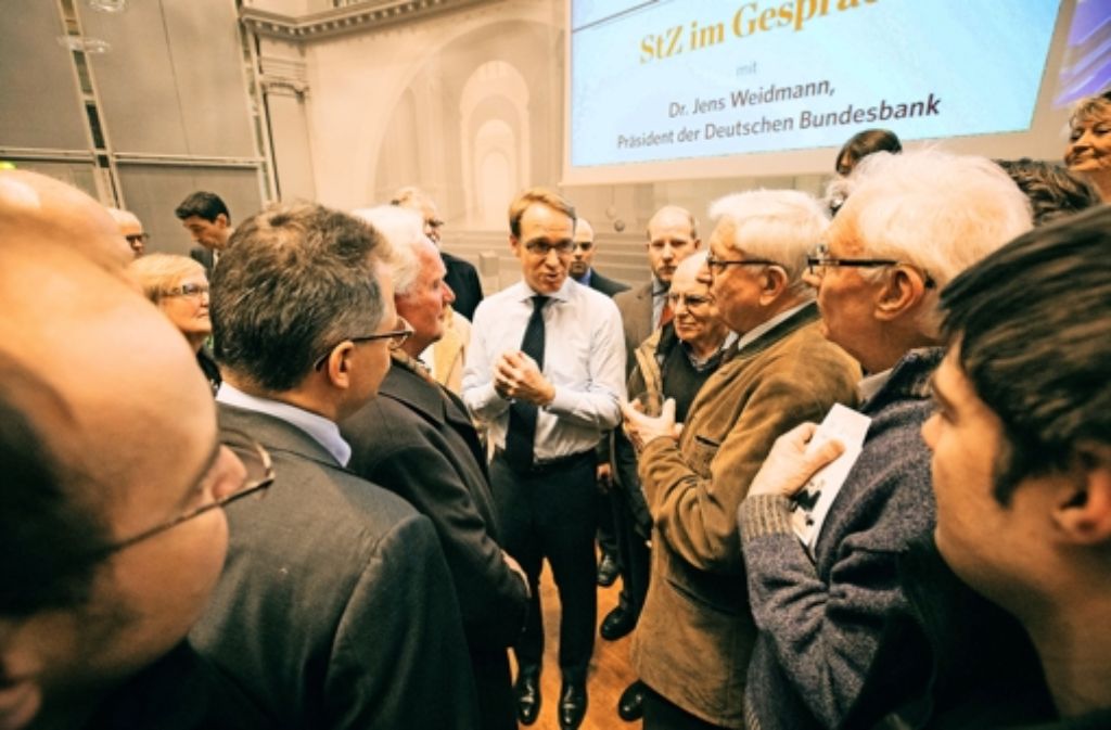 Nach dem offiziellen Ende der Veranstaltung diskutiert Bundesbankchef Jens Weidmann munter weiter. Weitere Bilder des Abends sehen Sie in unserer Fotostrecke.