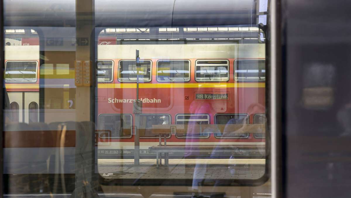  Die Deutsche Bahn reduziert vorübergehend Verbindungen bei der Schwarzwaldbahn. Grund hierfür ist die angespannte Coronalage. Was Fahrgäste wissen müssen. 