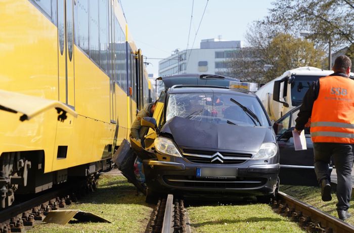 Auto kracht in U7 – Schienenverkehr für zwei Stunden unterbrochen