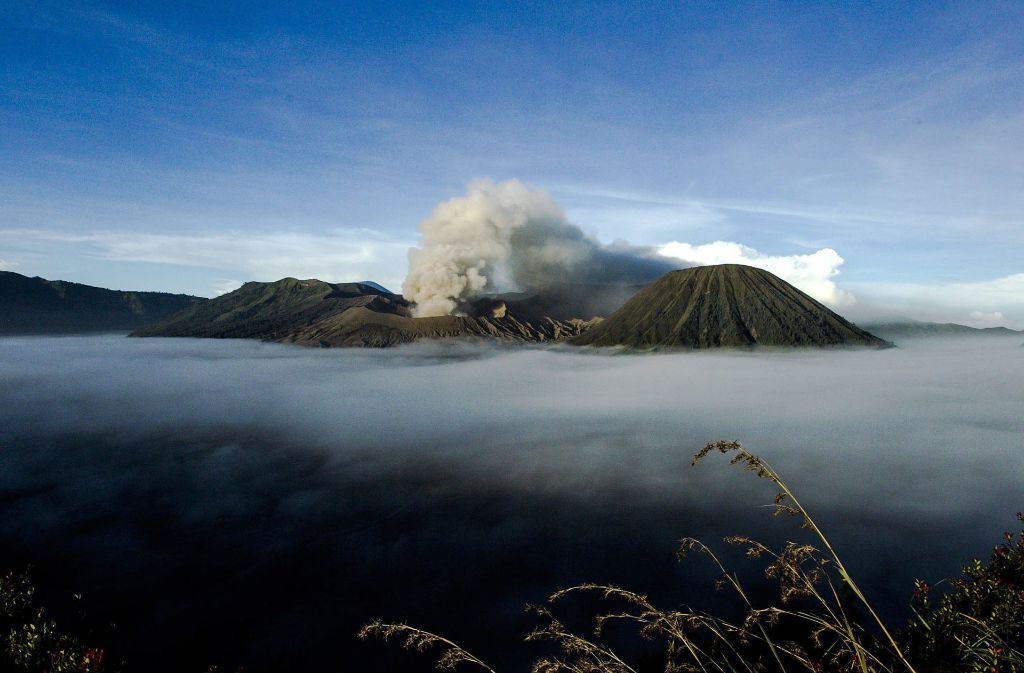 Der Mount Bromo im indonesischen Ost-Java spuckt im Juli 2016 während einer Eruption Asche in die Atmosphäre.