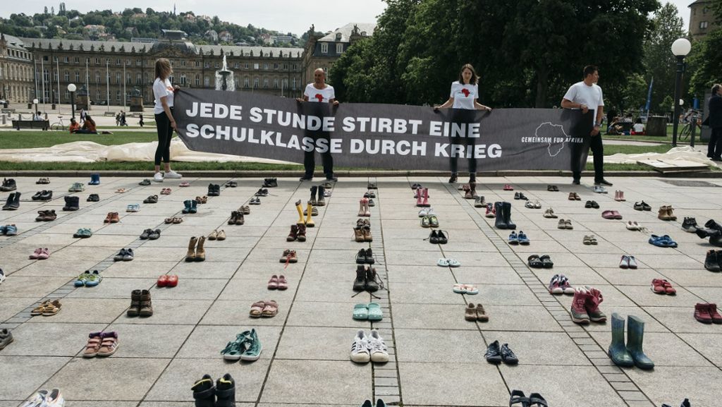 Aktion  in Stuttgart: Eindrückliches  Zeichen gegen Kriege in Afrika