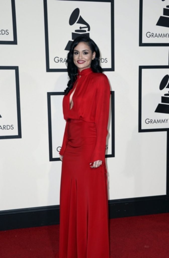 Weniger Haut, mehr Farbe: Nicht nur Sängerin Kehlani entschied sich für ein langes rotes Kleid, das tief blicken ließ...