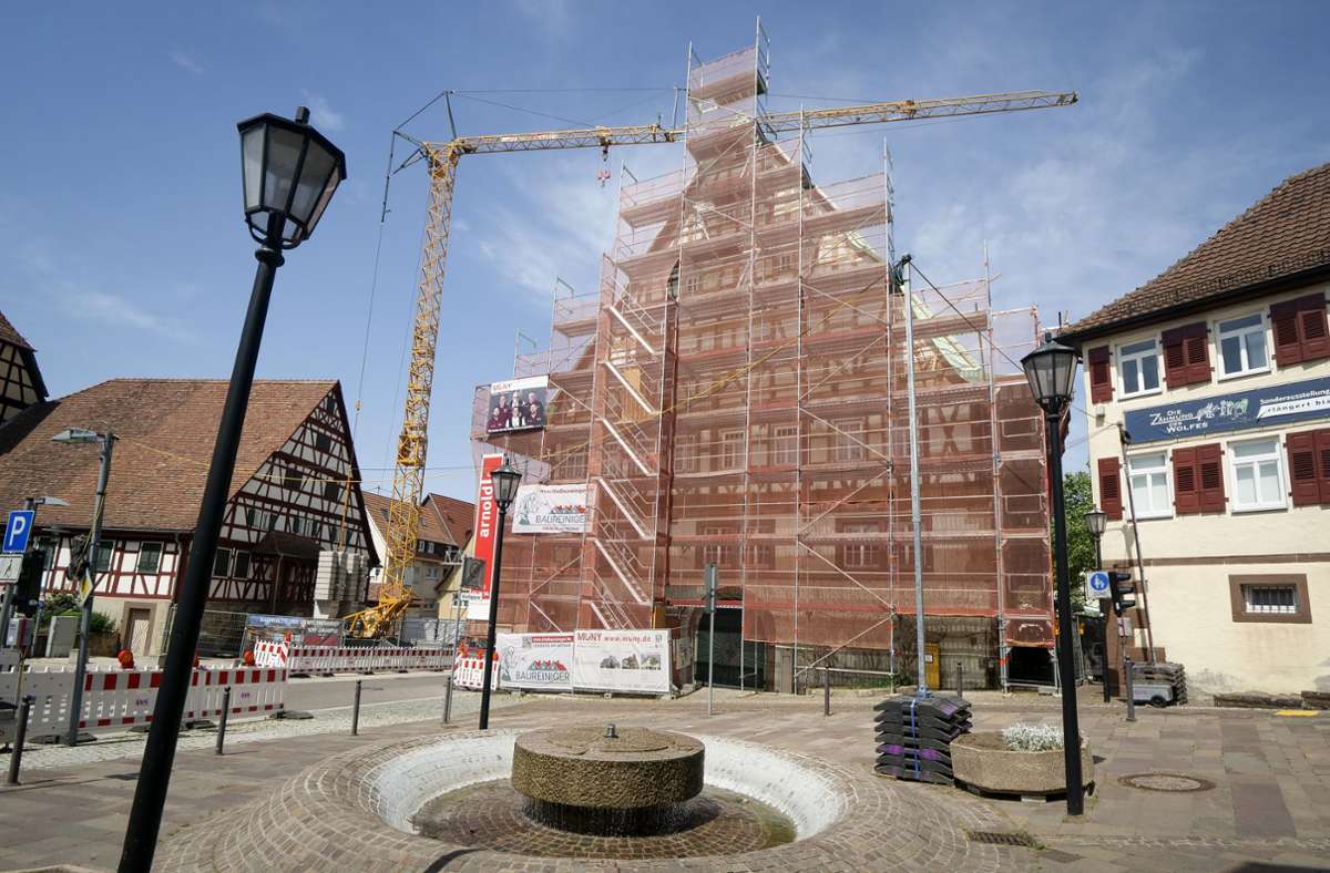 Das Münchinger Rathaus sollte Ende des Jahres fertig saniert sein. Nun dauert die Sanierung länger als angenommen und wird auch teurer.