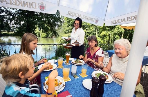 Beliebter Treffpunkt für Familien: der Gasthof liegt idyllisch am Riedsee. Foto: Michael Steinert
