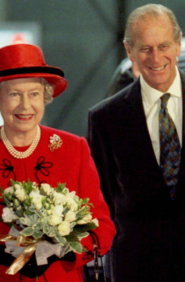 Gemeinsam stehen Elizabeth II. und Philip auch die vielen Skandale durch, die ihnen ihre Kinder über die Jahre bescheren.