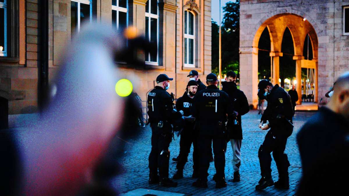 Nach den Ausschreitungen in der Nacht zum 21. Juni hat die Stuttgarter Polizei nun 44 Beschuldigte ermittelt. Zur Feststellung der Personalien gibt es reichlich Vorschriften. 