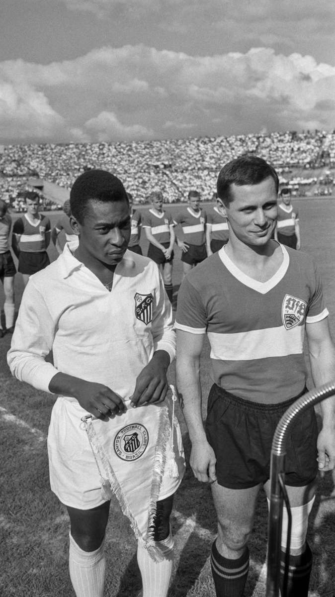 Der FC-Santos mit Pelé (links) zu Gast im Neckarstadion, wo er gegen den VfB Stuttgart (im Bild Günter Seibold) ein Freundschaftsspiel bestritt. Der FC Santos gewann 3:1.