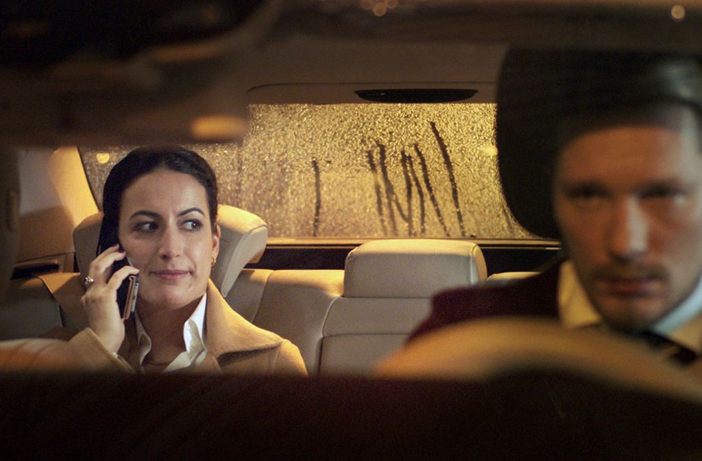 Szene aus dem Film: Die Geschäftsfrau Ceyda Altunordu (Sanam Afrashteh) ist sauer. Sie ist überzeugt, dass ihr Chauffeur Bernd Hermann (Jacob Matschenz) sie absichtlich in den Stau gelenkt hat.