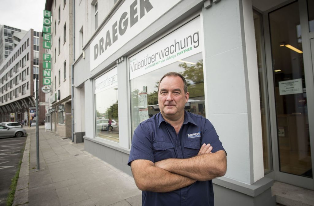Olaf Dräger vor seinem Elektronikladen an der Hauptstätter Straße, den er am 6. September für immer schließt.