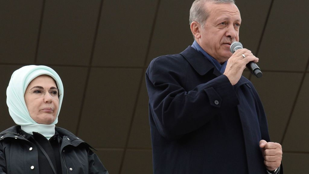  Das türkische Außenministerium hat die Kritik der internationalen Wahlbeobachter nach dem Referendum in der Türkei entschieden zurückgewiesen. 