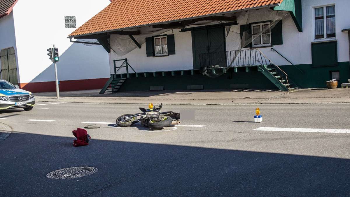 Jettingen im Kreis Böblingen: Junge Motorradfahrerin bei Unfall schwer verletzt