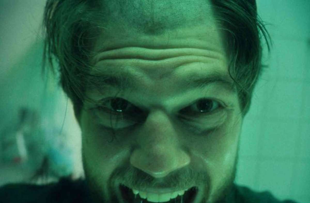 Tobias Schmutzler rasiert sich in dem Film eine Glatze.