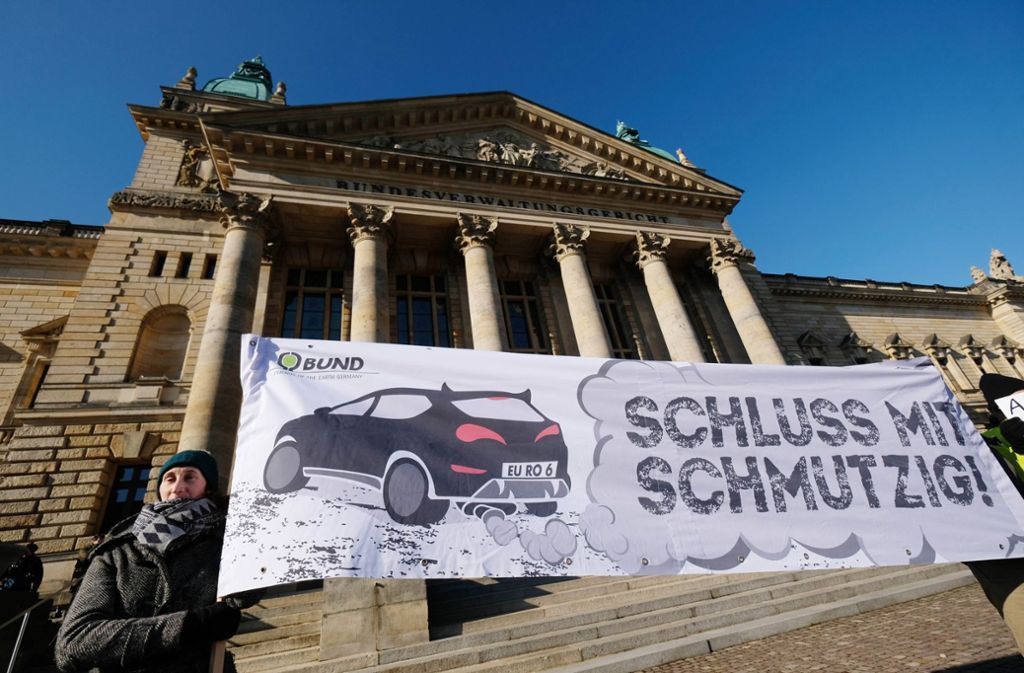 Umweltverbände haben am Donnerstagvormittag vor dem Bundesverwaltungsgericht in Leipzig für ein Diesel-Fahrverbot demonstriert.