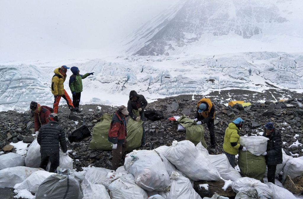 Anfang Mai sind auf chinesischer Seite des Everest Tonnen von Müll gesammelt worden.