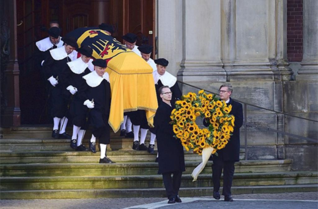 Altkanzler Helmut Schmidt ist am Montag in Hamburg mit einer bewegenden Trauerfeier verabschiedet worden.