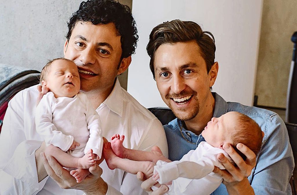 Johnny (links) hält seinen Sohn Aurelio, Stefan seine Tochter Amalia, damals sind die Babys gerade ein paar Tage alt. Foto: privat