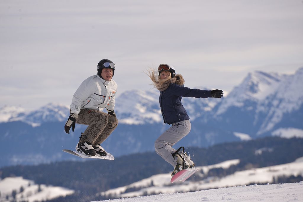 Ski- und Snowboardfahren mit Panoramablick