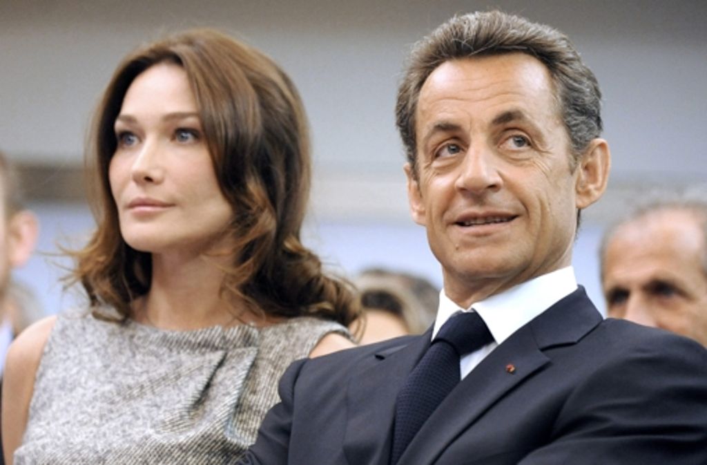 Wenn es nicht klappt, hat „Sarko“ ja immer noch seine Familie. Mit der italienischen Sängerin Carla Bruni ist Sarkozy in dritter Ehe verheiratet, das Paar hat eine kleine Tochter. Aus seinen früheren Ehen hat Sarkozy zudem drei Söhne.