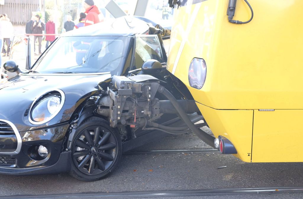 Das Auto ist bei dem Unfall schwer beschädigt worden.