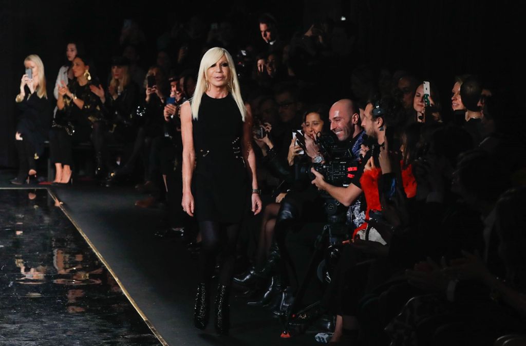 Designerin Donatella Versace hat das Modeimperium von ihrem Bruder übernommen. Er wäre am 2. Dezember 72 Jahre alt geworden.