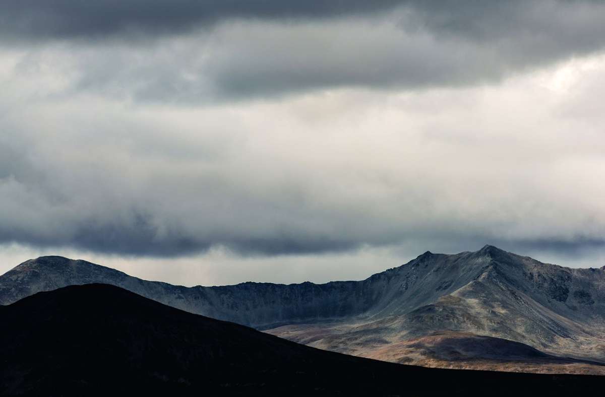 Düsterer Himmel, dunkle Berge: die Valdez Range in Alaska.