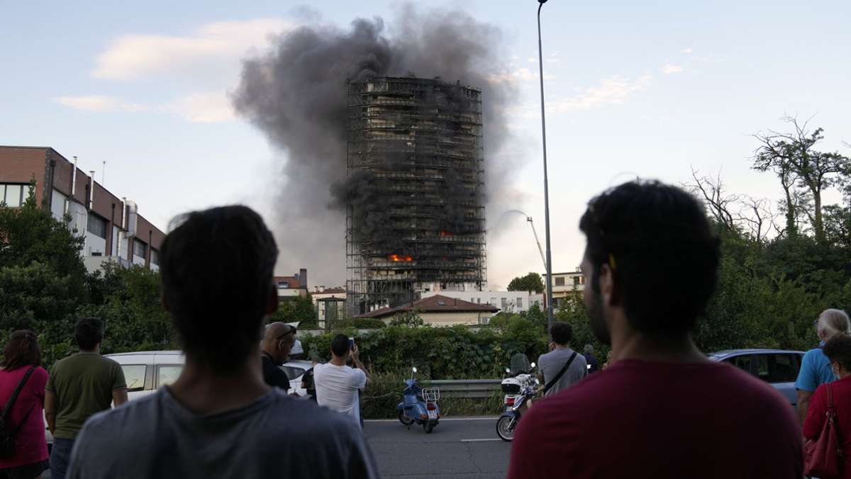 Feuer in Mailand: Hochhaus  steht in Flammen
