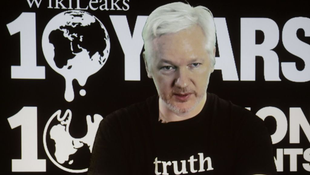  Die Enthüllungsplattform Wikileaks hat vor dem Ausscheiden von US-Präsident Barack Obama aus dem Amt eine Belohnung für durchgesickerte Informationen aus dem Weißen Haus ausgesetzt. Es gehe darum, dass Obama-Mitarbeiter festgenommen oder aufgedeckt würden. 