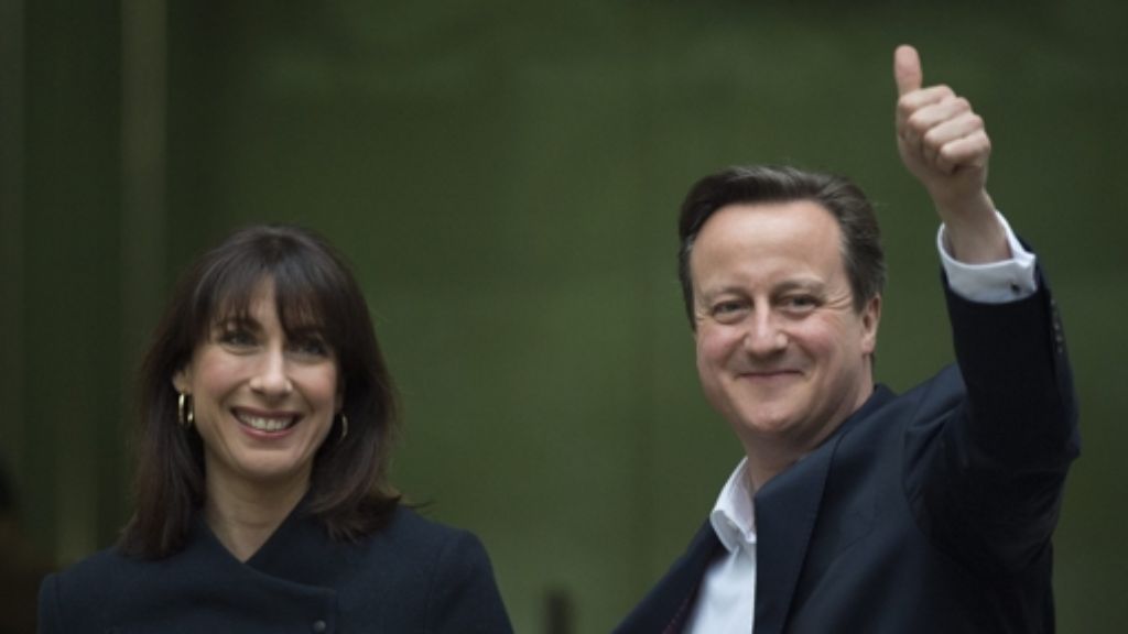  Nach seiner triumphalen Bestätigung im Amt hat der britische Premierminister David Cameron Grundlinien seiner Politik dargelegt und erste Kabinettsposten vergeben. 