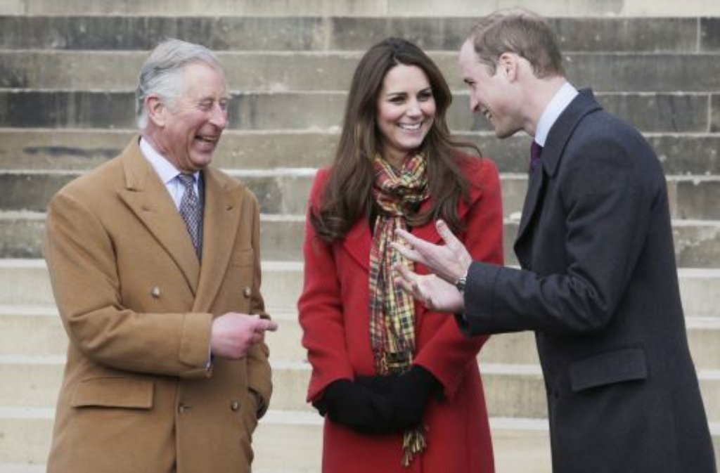 Diesen roten Armani-Mantel hat die Herzogin laut Style-Experten schon seit Jahren. Der lockere Schnitt kommt Kate nun zupass.